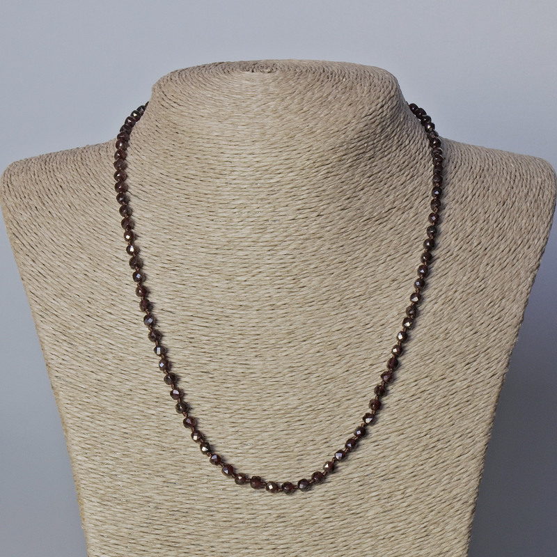 Náhrdelník z granátu, přírodní kámen, broušené kubické korálky, průměr 4 mm, délka 45–49 cm