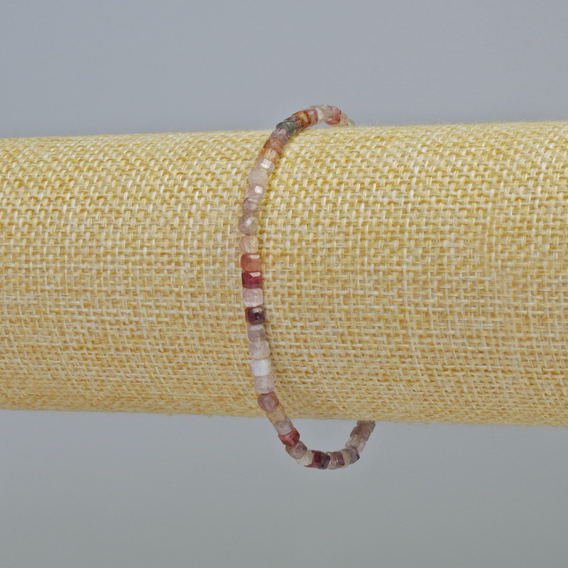 Náramek z turmalínu, brusované kubíky, průměr cca 3 mm ± (elastický), délka 18 cm+