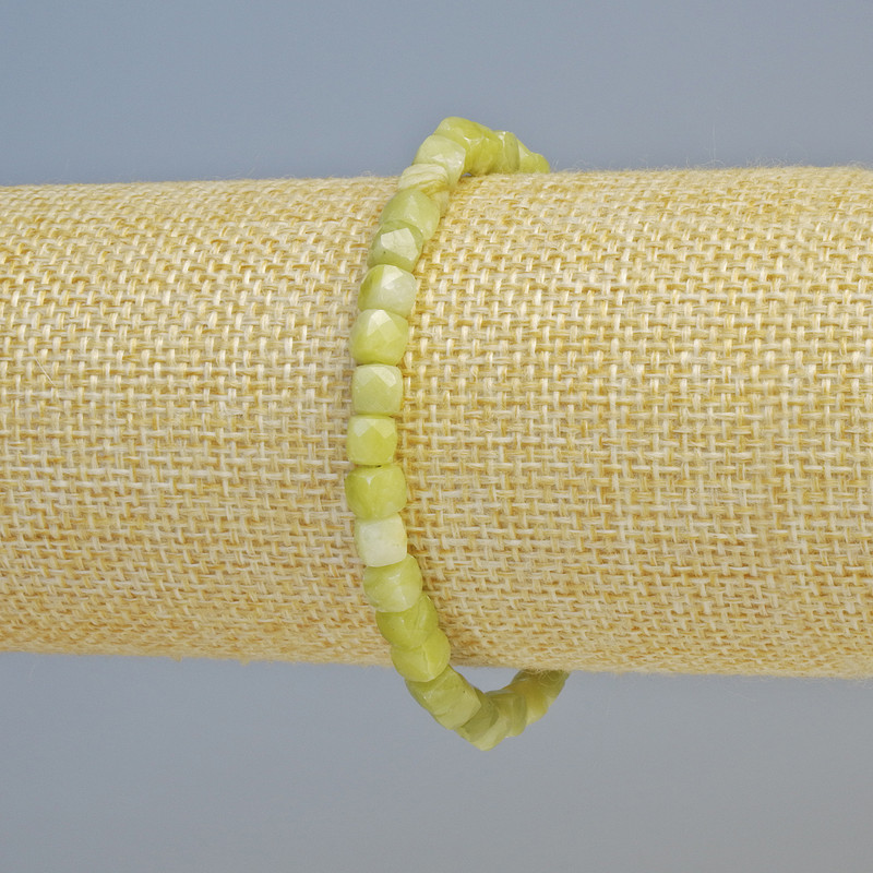 Náramek z jadeitu, přírodního kamene, broušené kostky, průměr cca 5 mm, délka 18 cm (+/-)