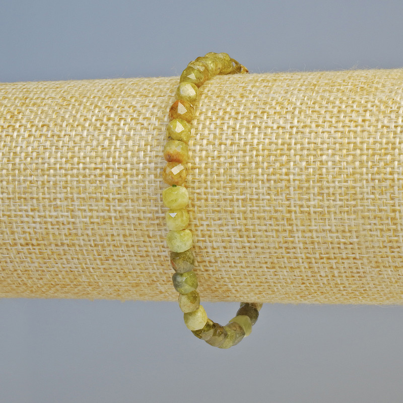 Náramek grossulár (zelený granát) – přírodní kámen broušený kostka, průměr 5 mm ± (elastická šňůrka), délka 18 cm