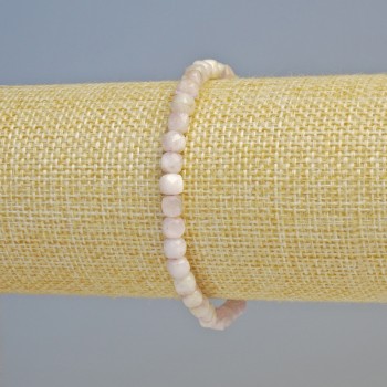 Náramek z přírodního kunzitu, brusovaný kubík, průměr 4,5 mm ±, délka 18 cm ±, elastická šňůra