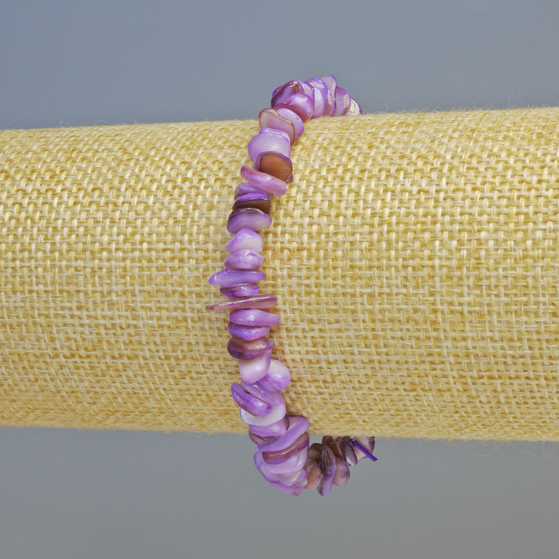 Náramek z tónované fialové perleti, drobné fragmenty, průměr 7×2,5 mm, elastický, délka cca 18 cm.