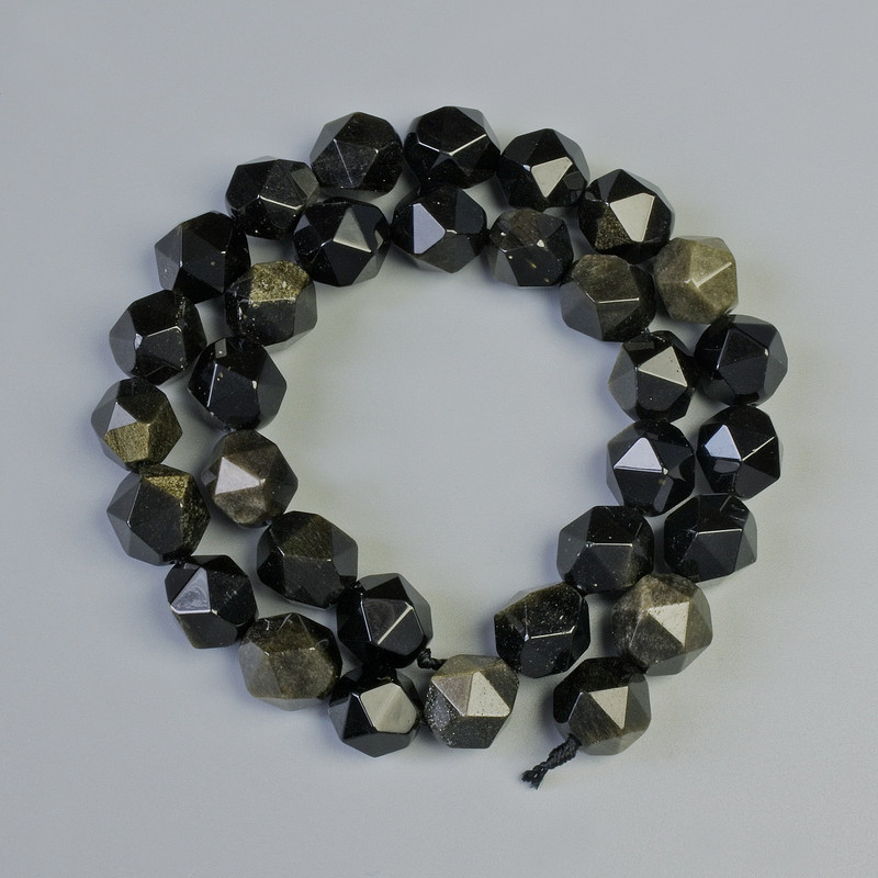 Korálky ze Slunečního obsidiánu, přírodní kámen, mnohaúhelníkové, průměr 10×12 mm ±, délka 37 cm ± na niti
