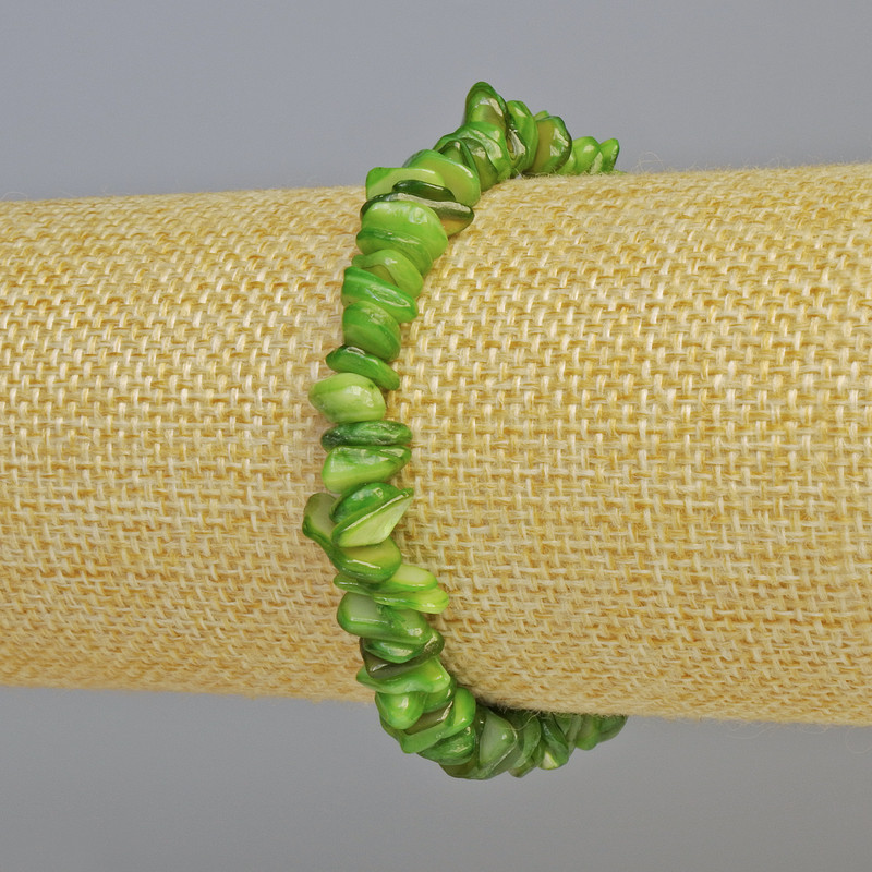 Náramek z tónované zelené perleti, drobné kousky, průměr 7×2,5 mm, elastický, délka 18 cm