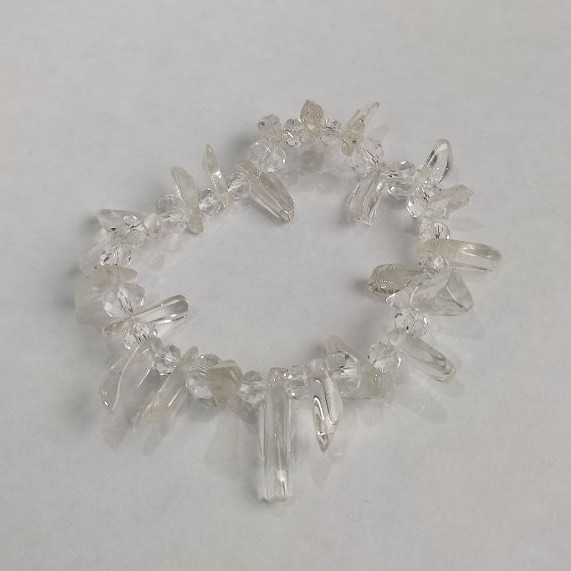 Náramek z horského křišťálu, brusovaný jehličkový korálek, průměr 18×5 mm a 6×5 mm ±, korálky 4 mm ±, délka 18 cm ±