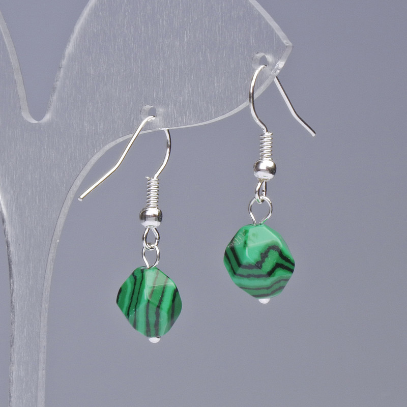 Náušnice z malachitu – víceúhelníkové, průměr 8,5×10 mm, délka 31 mm