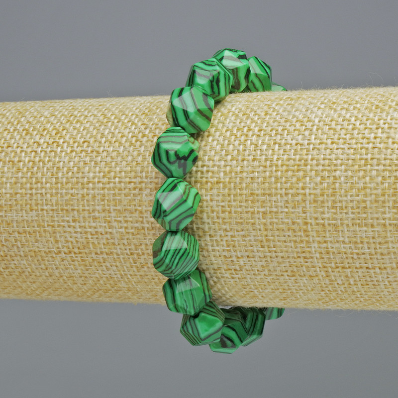 Náramek z malachitu (víceúhelníkový, průměr 10×12 mm ±, na elastické šňůře, délka 18 cm ±)