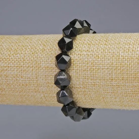 Náramek ze stříbřitého obsidiánu, fasetovaný, přírodní kámen, korálky o průměru cca 10×12 mm, elastický, délka 18 cm