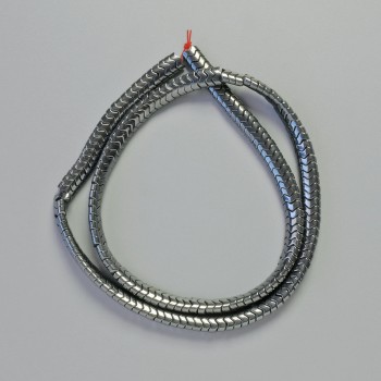 Korálky z hematitu ve tvaru ploché vlnité hadí šňůry, černé, průměr 5×3 mm, délka cca 40 cm