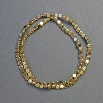 Hematitové korálky čtvercového tvaru zlaté barvy, rozměr 4×4×2 mm, délka 40 cm – šňůra