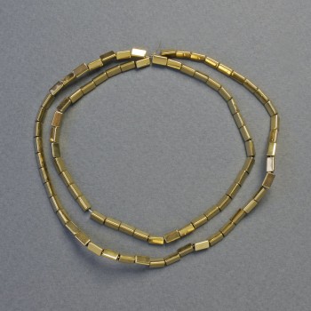 Korálky hematit trojúhelníkové, zlatý odstín, průměr 5×2 mm, délka 42 cm ±