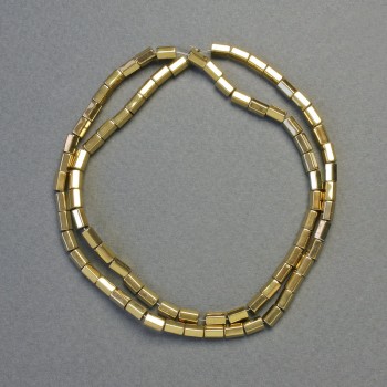Korálky hematitu – šestiúhelník, zaoblené, barva světlé zlato, průměr 5×3 mm, délka cca 42 cm