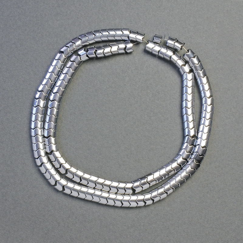 Korálky hematitu ve tvaru hadího hada, zig-zag, barva stříbrná, průměr 5×4×3 mm, délka cca 41 cm, navlečené