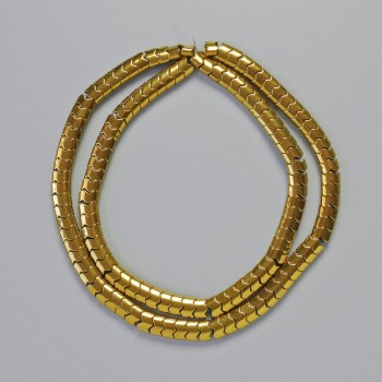 Korálky hematit hadí smyčka zigzag zlatá barva, průměr 5×4×3 mm, délka ±40 cm, navlékané