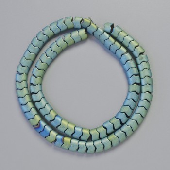 Hematitové korálky ve tvaru vlnitého hada – zigzag, barva chameleon zelený matný, průměr 7×5×5 mm ±, délka 42 cm ±, šňůra