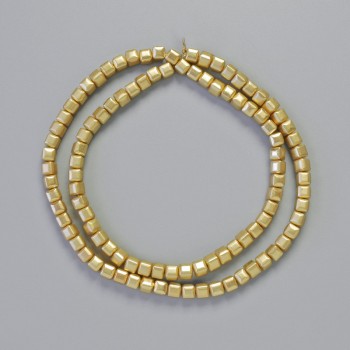 Hematitové kostkové korálky barvy matně zlaté, průměr 4×4 mm, délka ±41 cm