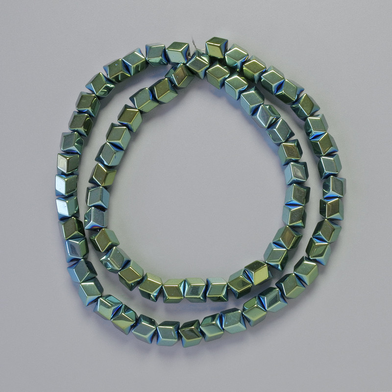 Korálky hematitu – šestiúhelníkové zig-zag, zelený chameleon, průměr 6×6 mm, délka 42 cm, šňůra