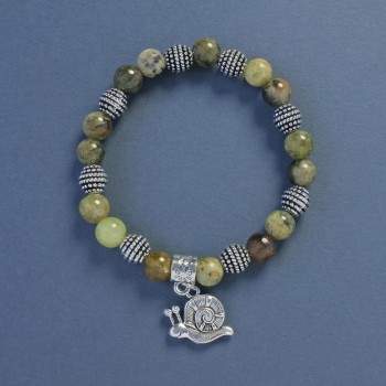 Náramek ze zeleného granátu grossulár, korálky o průměru 8 mm, délka 18 cm, elastický s přívěskem ve tvaru šneka