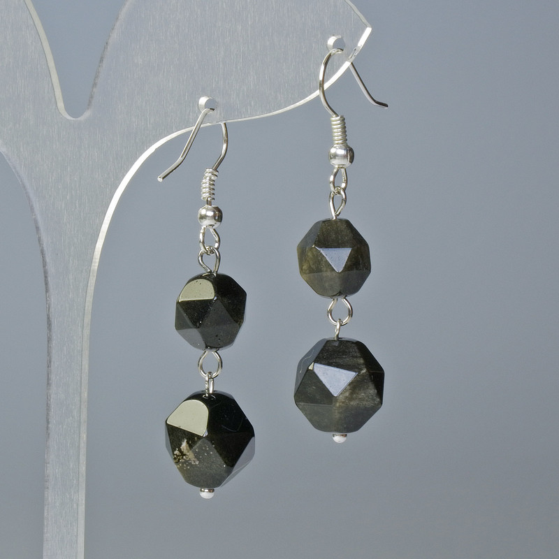 Náušnice Sluneční obsidián, přírodní kámen, vícehranný tvar, průměr 10×9 a 12×11 mm, délka cca 4 cm, s náušnicovým háčkem