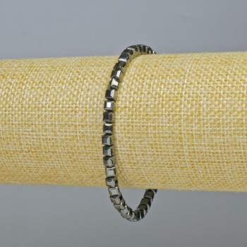 Náramek z hematitu – kostky, tmavé stříbro, rozměr 4×4 mm, délka 18 cm ± (elastický)