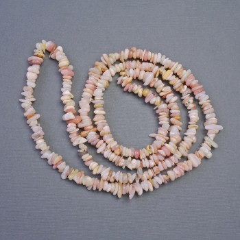 Korálky z přírodního kamene – růžový opál, opalové čipy na šňůrce, průměr 9×4–4×2 mm, délka 78 cm