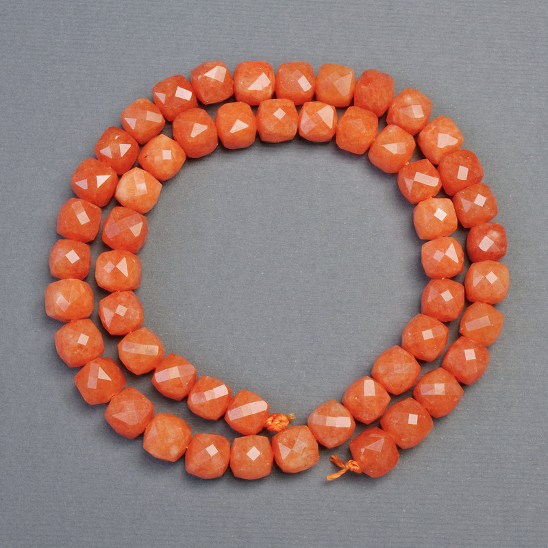 Nefrit Mashan broušené kubické korálky, průměr 7×7 mm, délka cca 37 cm