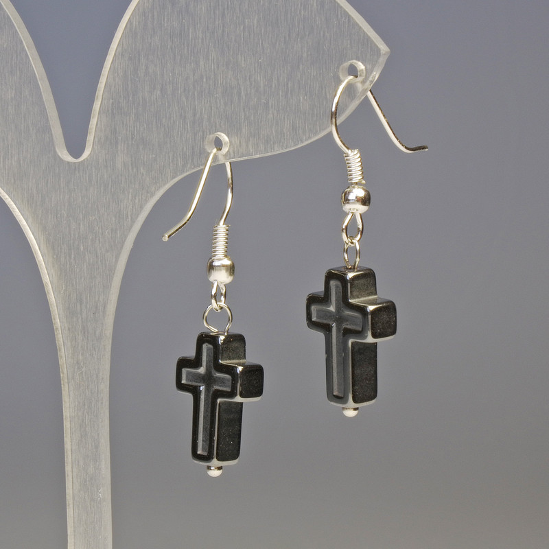 Náušnice z hematitu ve tvaru křížků, černé barvy, průměr 10×14 mm ±, délka 3,4 cm