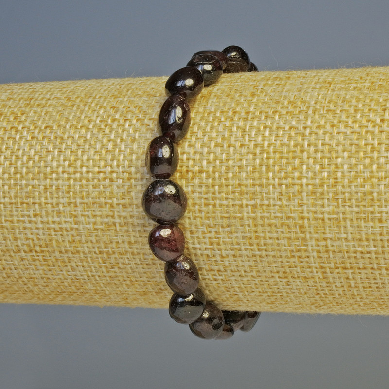 Náramek z granátu, broušené korálky, přírodní kámen, průměr 11×9–8×7 mm ±, délka 18 cm ±, elastický