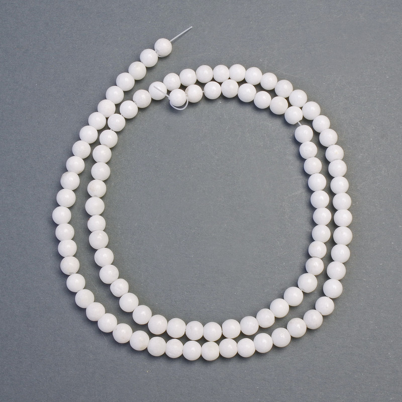 Bílé achátové korálky – hladká kulička, průměr 4,5 mm, délka cca 40 cm – na vlascu