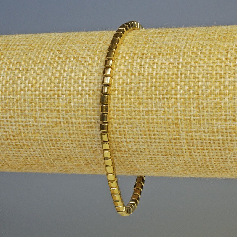 Náramek z hematitu – malé kostky, zlatavá barva, průměr 3×3 mm, délka 18 cm, na elastické šňůrce