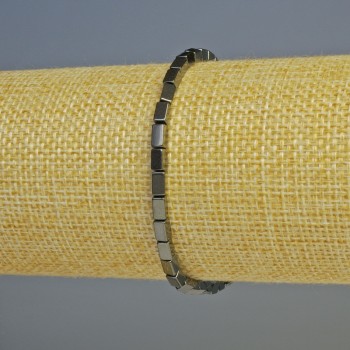 Náramek z hematitu obdélníkového tvaru, černé barvy, korálky 5×3 mm, délka cca 18 cm, elastický