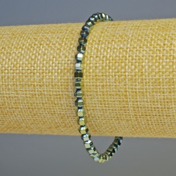 Náramek z hematitu, drobné šestiúhelníkové korálky, barva zelený chameleon, průměr 4×4 mm, délka 18 cm, na gumičce