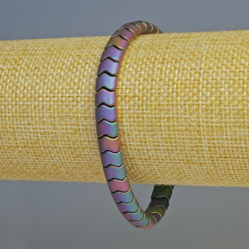 Náramek z hematitu „Hadí vzor“ duhový odstín, průměr 7×5×5 mm ±, délka 18 cm ±, elastická šňůrka