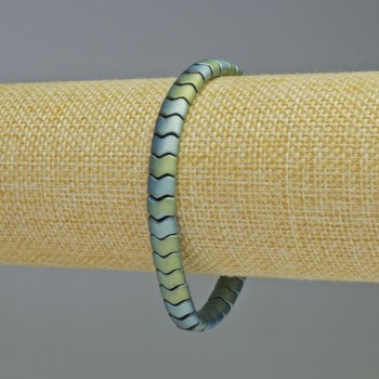 Náramek z hematitu – hadí vzor, zig-zag, vlnitý design; zelený matný chameleonový odstín; průměr 7×5×5 mm ±, délka 18 cm ±, elastický