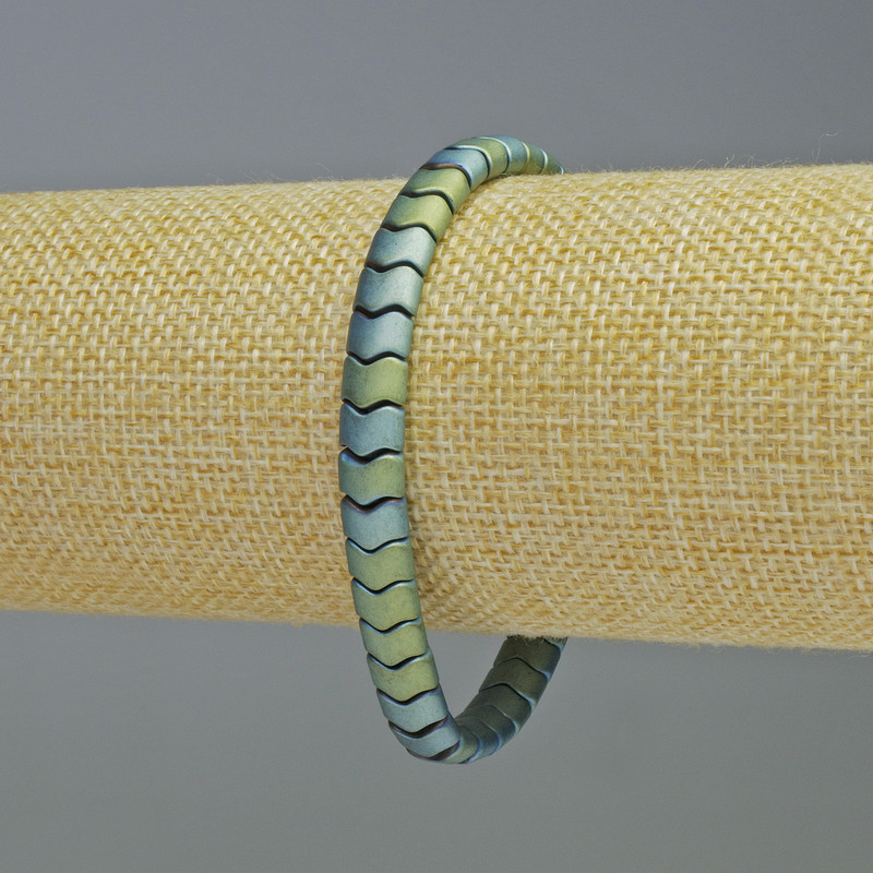 Náramek z hematitu – hadí vzor, zig-zag, vlnitý design; zelený matný chameleonový odstín; průměr 7×5×5 mm ±, délka 18 cm ±, elastický