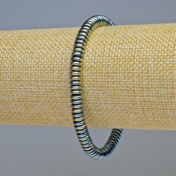 Náramek z hematitu, barva chameleon zelená, rondelové korálky o průměru cca 6×2 mm, délka 18 cm, elastická šňůra