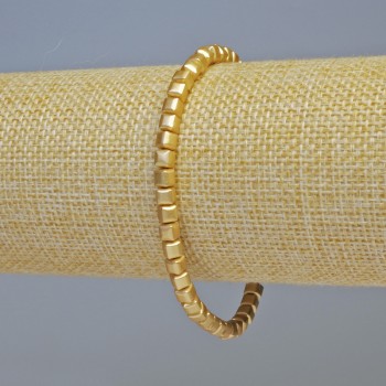 Náramek z hematitu ve tvaru kostek, barva matového zlata, průměr 4×4 mm, délka 18 cm, elastická guma