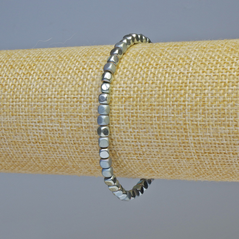 Náramek z hematitu – kostky modro-stříbrný, matný a lesklý, průměr 4×4 mm, délka 18 cm, elastický