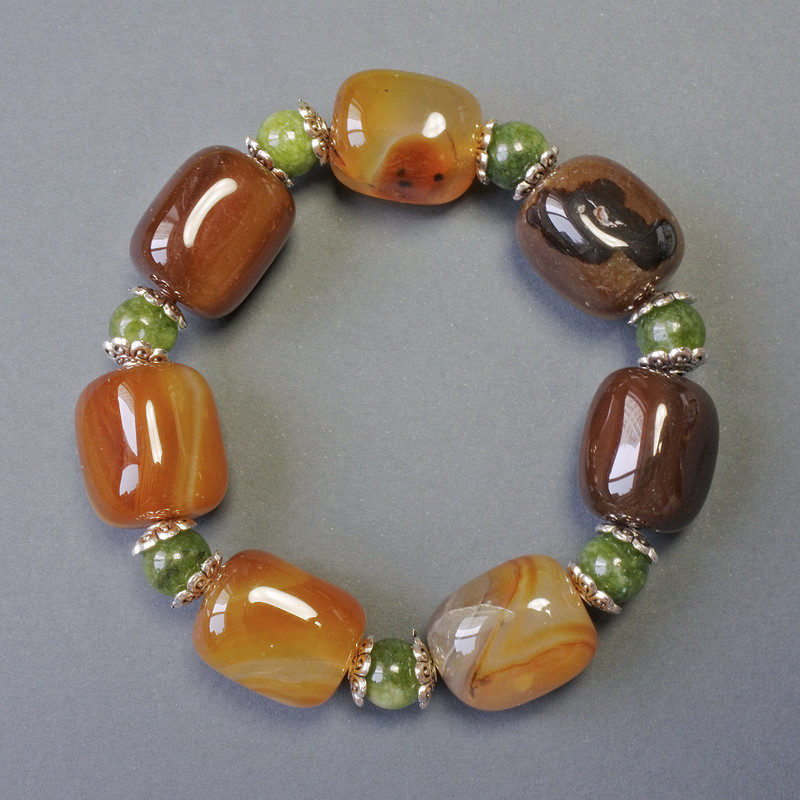 Náramek z achátu a jadeitu, přírodní kámen, hranatý korálek 19×15 mm ±; jadeit hladká kulička 8 mm ±; délka 18 cm ±; elastické provedení