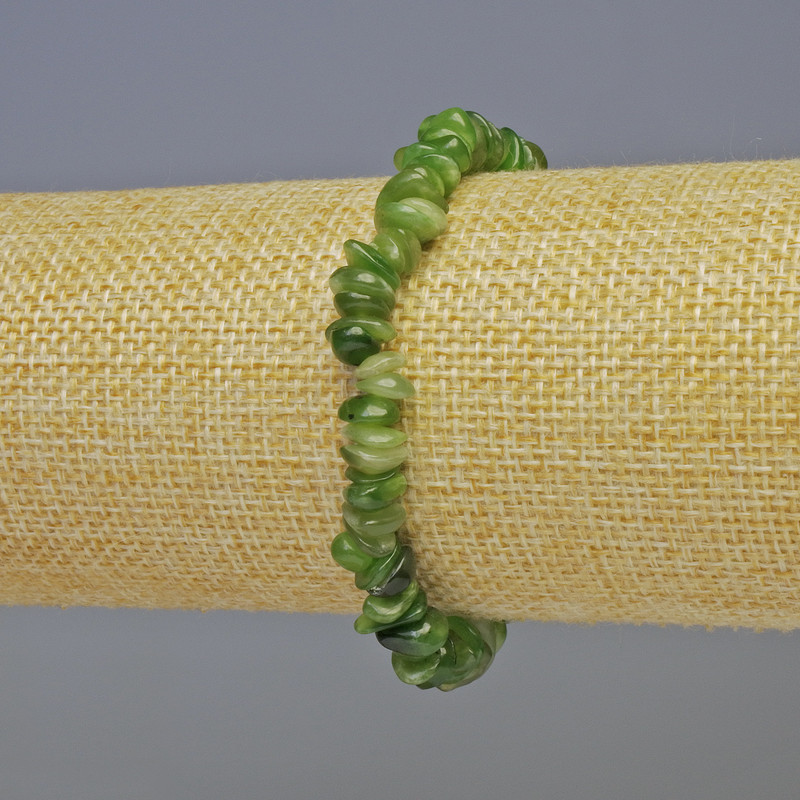 Náramek z jadeitu, drobná zrníčka, délka 18 cm, průměry 9×3 mm a 6×3 mm, na elastické šňůrce
