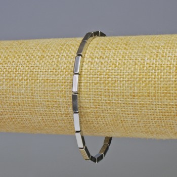 Náramek z hematitu obdélníkového tvaru, barva stříbrná, rozměr 9×3 mm, délka 18 cm, elastický