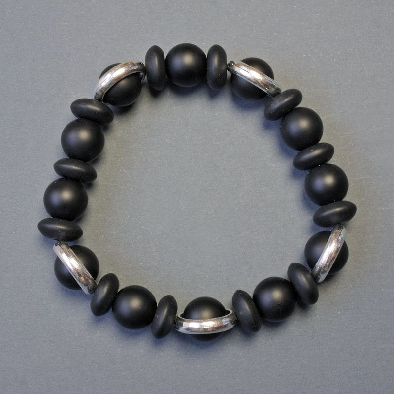 Náramek ze šungitu, hladká kulička 10 mm, rondely 10 × 4 mm, délka 18 cm, elastický