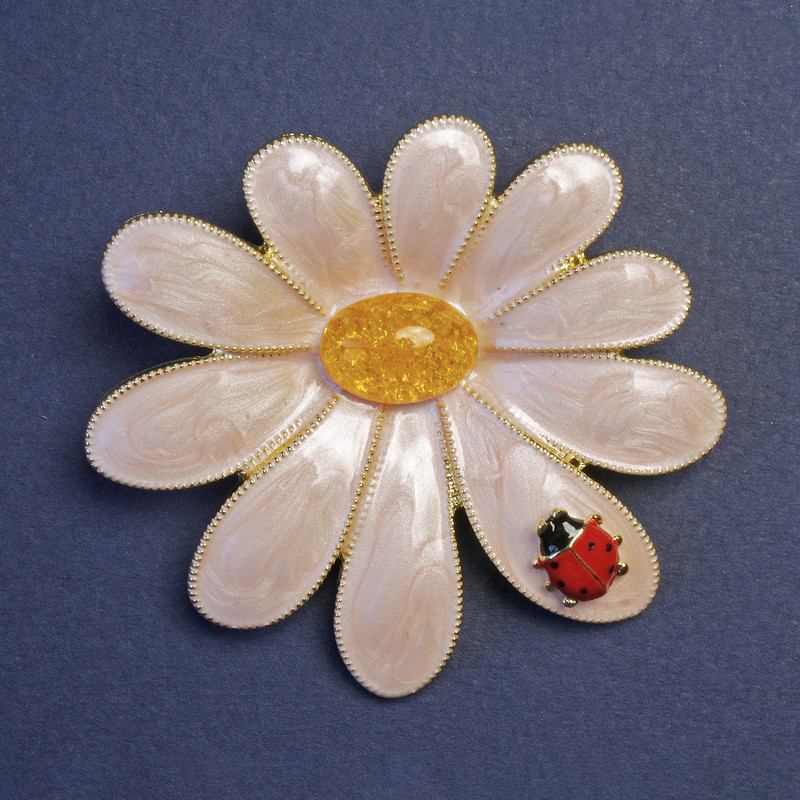 Brožka Květka s Boží beruškou 56×52 mm+-, růžová a žlutá smalt, zlatistý kov