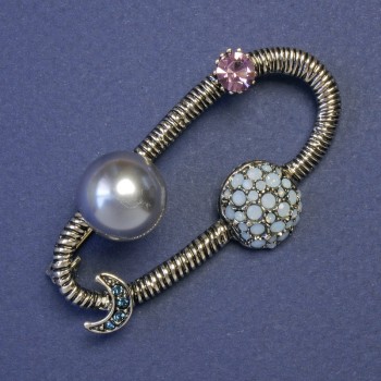 Brož Oběžná dráha s planetami, šedá perla (umělá), modré štrasové kamínky, 53 × 32 mm ± stříbrný kov