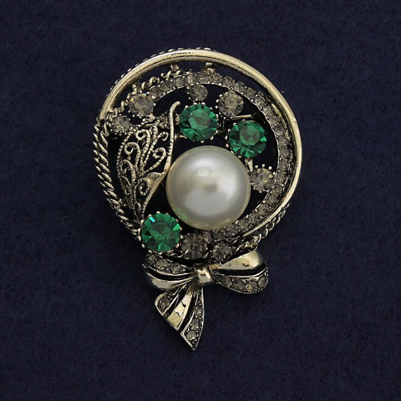 Brož-boutonniéra s bílou perlou a zelenými štrasovými kameny 50×34 mm ± stříbrný kov