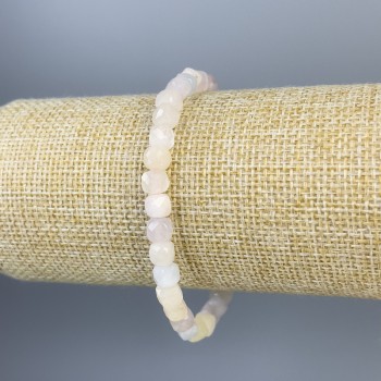 Náramek z morganitu, broušené kubické korálky 5×5 mm, délka cca 18 cm, elastický