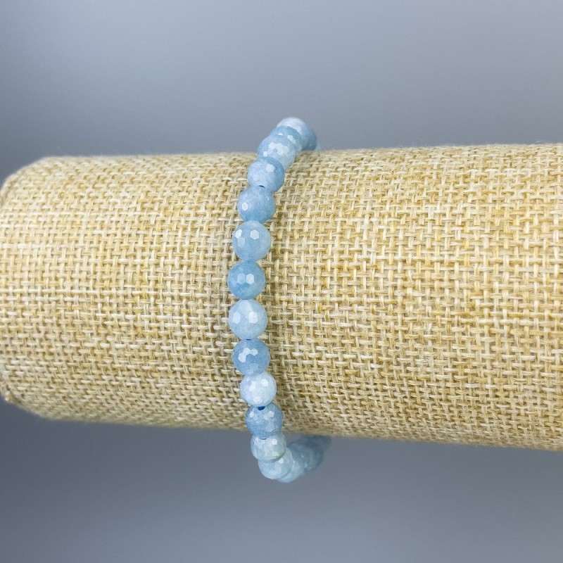 Náramek z akvamarínu, broušené kuličky o průměru cca 6 mm, délka 18 cm ±, elastický