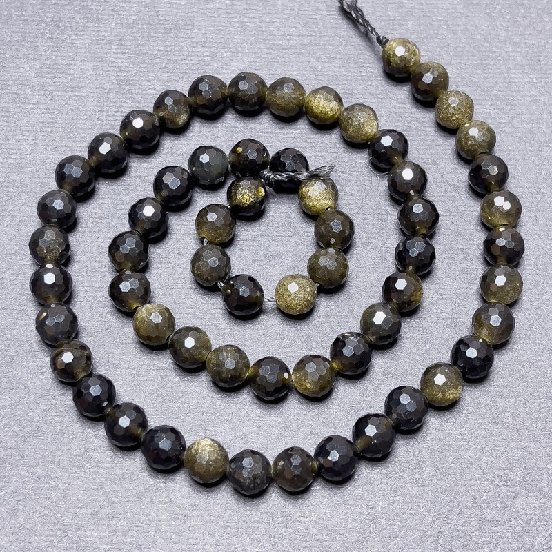 Korálky ze slunečního obsidiánu na niti, broušené kuličky, průměr 6 mm ±, délka 37 cm