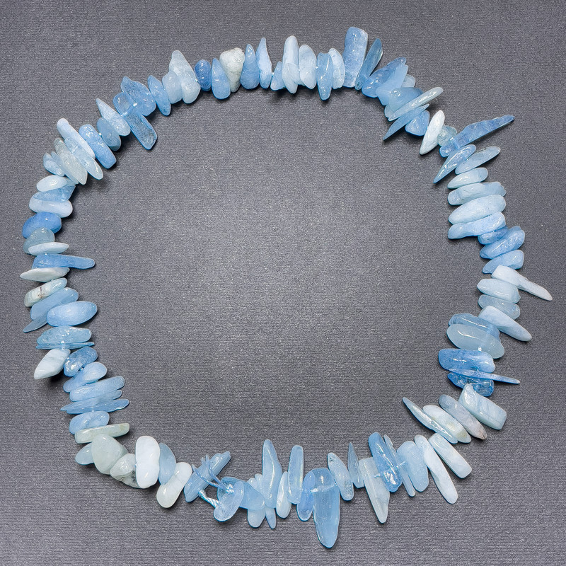 Akvamarínové korálky na niti, přírodní kámen, jehličkového tvaru, rozměry 23×6 mm ± a 15×3 mm ±, délka 40 cm