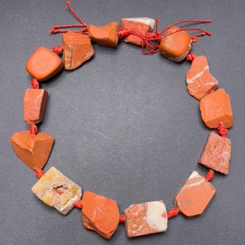 Korálky z červeného jaspisu, neopracované, facetované na niti, d. 28×22 mm ±, délka 43 cm